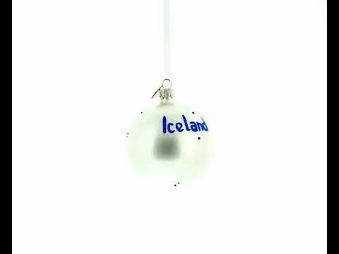 Arctic Brilliance: Adorno navideño de bola de vidrio soplado con bandera de Islandia, 3,25 pulgadas