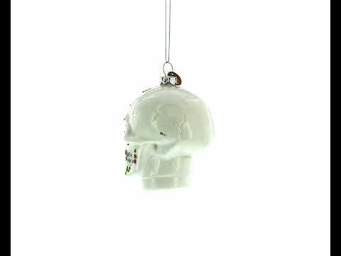 Adorno navideño de cristal con forma de calavera blanca elegantemente decorado