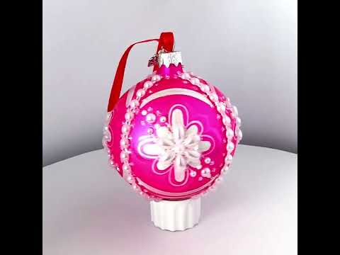Lujosas flores de perlas enjoyadas en bola de vidrio soplado rosa adorno navideño de 3,25 pulgadas