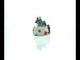 Celebración del árbol festivo de los pingüinos: globo de agua con nieve en miniatura