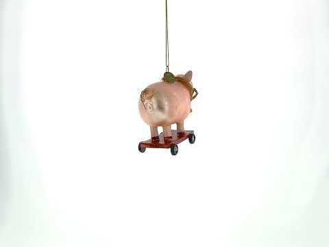 Cerdo juguetón montando un monopatín - Adorno navideño de vidrio soplado